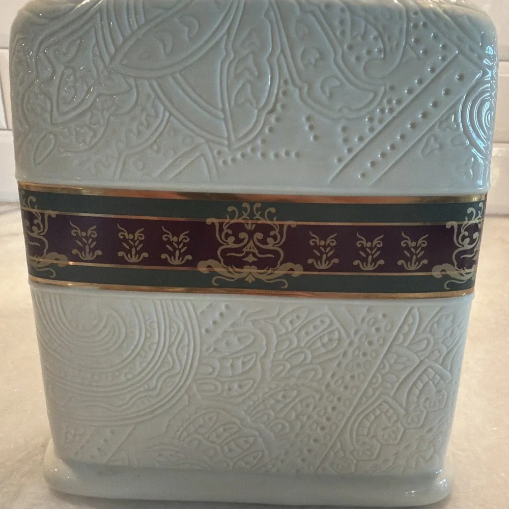 Croscill Home  Dover Manor  Porcelain  Tissue Box Cover ‎ 6
